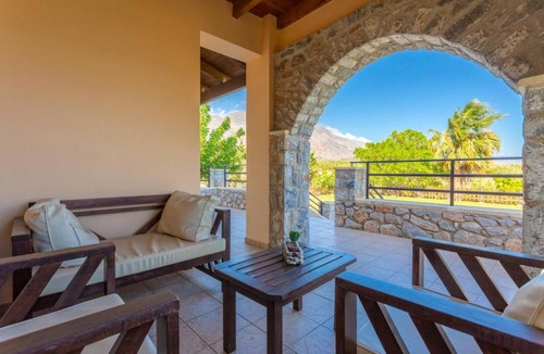 Fragkokastello Villa | 288 m² Villa ∙ 8 bedrooms ∙ 18 guests