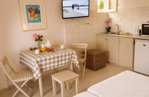 Gouvia House | 2BR Apt Balconies Pool 3