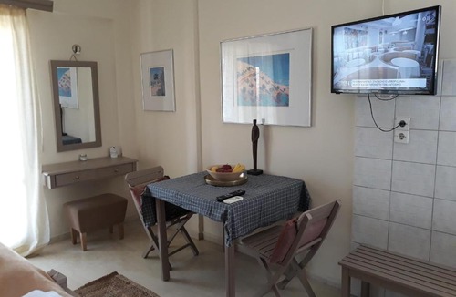 Gouvia House | 2BR Apt Balconies Pool 3