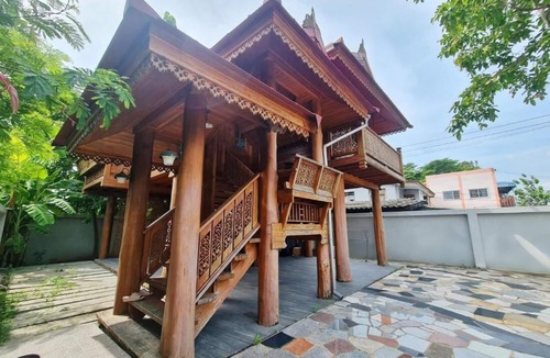 Bang Khen House | 300 Years Old Wooden House w 3 Bedrooms and big Yard