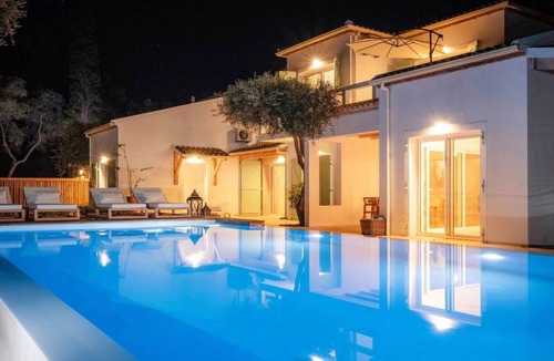 Molos Apartment | 350 m² Apartment ∙ 5 bedrooms ∙ 12 guests