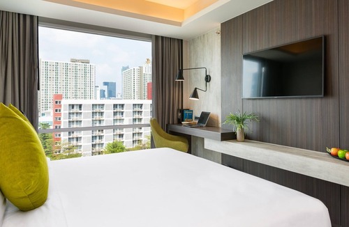 Huai Khwang House | 35sqm Maitria Hotel Rama 9 Bangkok Deluxe Room City View