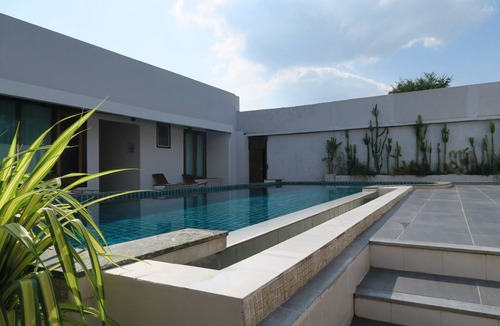 San Sai Villa | 3BR Villa: Sleeps 7, Private Pool, Ideal for Families Near Central Festival
