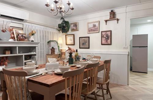 Ratchadaphisek House | 4 Bedroom Rustic Farmhouse Sleep 10 4 Mins walk to MRT