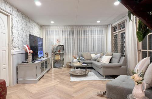 Ratchadaphisek House | 4 Bedroom Rustic Farmhouse Sleep 10 4 Mins walk to MRT
