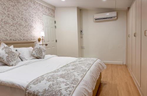 Ratchadaphisek House | 4 Bedroom Rustic Farmhouse Sleep 10 4 Mins walk to MRT