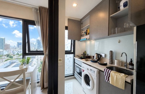 Sukhumvit Condo | 5 min to BTS Fully Equipped Kitchen with City View