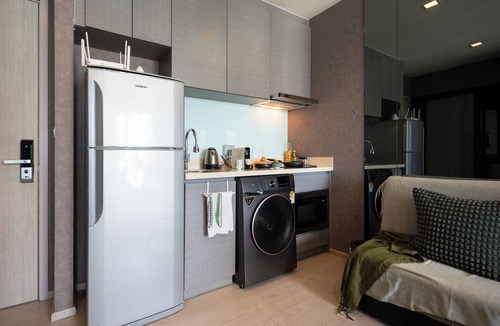 Sukhumvit Condo | 5 Min to Metro, Washer & Dryer, Essentials, Gym