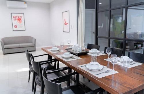 Phra Khanong Nuea House | 5 star Spacious & Bright 4BR House with cinema