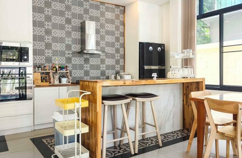 Chiang Mai Villa | 6 Bedroom Pool Villa with En-Suite Bathrooms. Located near City and Airport