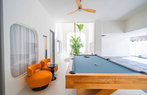 South Pattaya Villa | 6BR Pool Villa with Karaoke Billiards and Slide Near Thepprasit Market