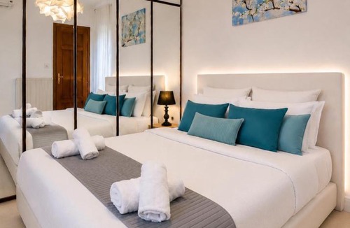 Charilaou Apartment | 95sqm - 10min center - 2 bedrooms -2AirCo - Gas heating - 3 SmartTvs - 2nd floor - Optical fiber