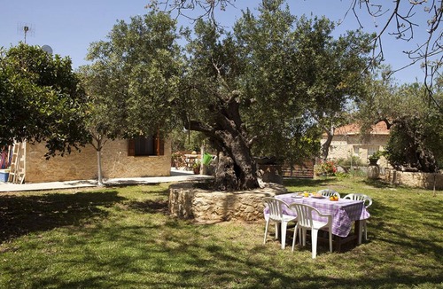 Drapanias Cottage | A fully renovated stone-built house of 1900.