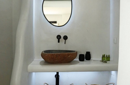 Kini Apartment | A privately owned home adorned in the distinctive, traditional Cycladic style.