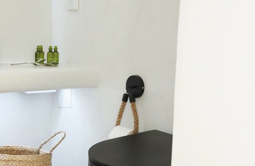 Kini Apartment | A privately owned home adorned in the distinctive, traditional Cycladic style.