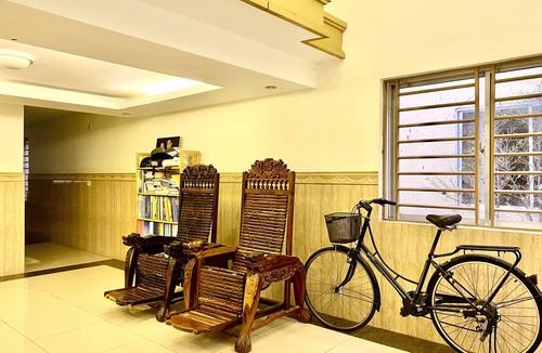 Ruessei Kaev House | A spacious King bedroom with Air Condition