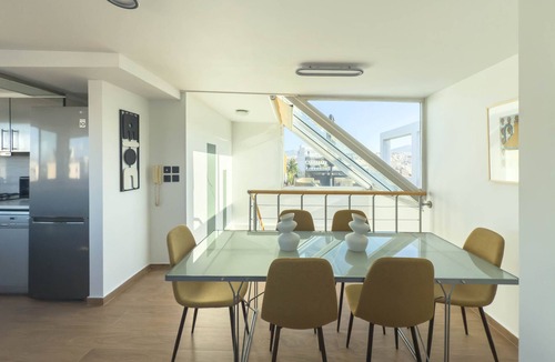 Neos Kosmos Apartment | Acropolis Sky Retreat | Jacuzzi & 3BR Maisonette