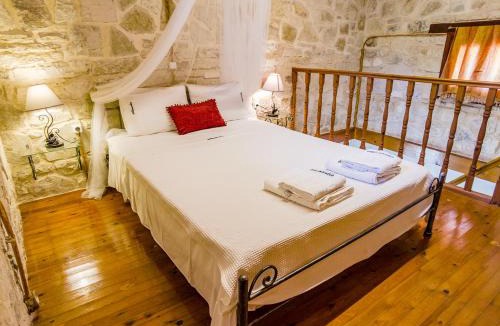 Mpogdanatika Hotel | Adamantia Traditional Village