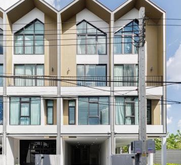 Bang Na Apartment | Advanced townhouses can accommodate 14 people, with high-speed Wi Fi and parking on Netflix