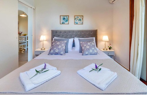 Longos Apartment | Aglaia