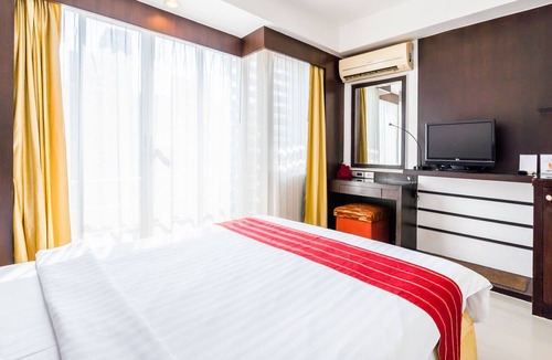 Thanon Phaya Thai Apartment | Airy Thai Style 1 BR W/Cafe & Spa near Pratunam