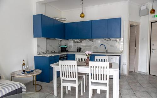 Perea Apartment | Alexander Blue Suite