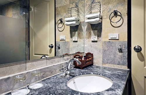 Ramkhamhaeng Hotel | Alexander Hotel