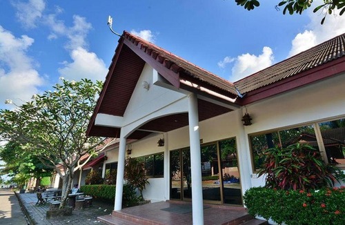 Khanom Resort | Alongkot Beach Resort Khanom