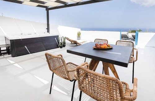 Fira Apartment | Anna's Cave suite with Indoor and Outdor Jacuzzi and Sea view.