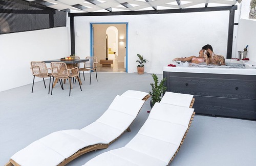 Fira Apartment | Anna's Cave suite with Indoor and Outdor Jacuzzi and Sea view.