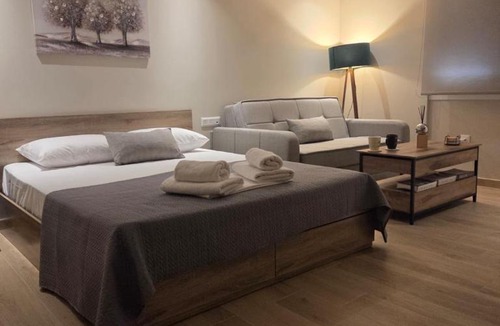 Markopoulon Apartment | Antonio Airport Loft-FREE AIRPORT SHUTTLE