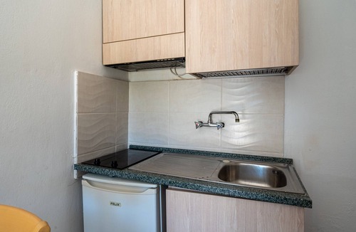 Molos Apartment | Apartment 'Alykes Family Resort Double Room 1' with Balcony, Wi-Fi and Air Conditioning