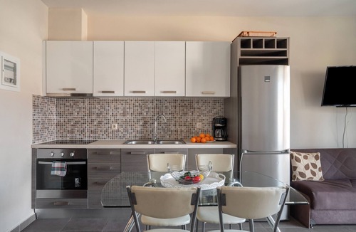 Karavomylos Apartment | Apartment 'D' Angelo 3' with Balcony, Wi-Fi and Air Conditioning