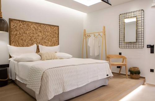 Lefkada Town Apartment | Apartment 'Elfam City Suite B' with Shared Terrace, Wi-Fi and Air Conditioning