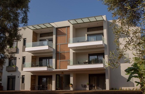 Lefkada Town Apartment | Apartment 'Elfam City Suite A' with Shared Terrace, Wi-Fi and Air Conditioning