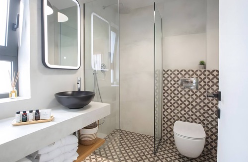 Lefkada Town Apartment | Apartment 'Elfam City Suite A' with Shared Terrace, Wi-Fi and Air Conditioning