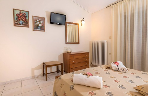 Argassi House | Apartment 'Family' with Mountain View, Shared Pool and Wi-Fi