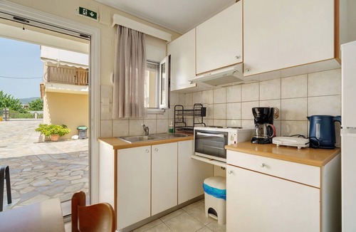Mesolongi Apartment | Apartment 'Flo's 7' with Shared Garden, Wi-Fi and Air Conditioning