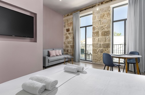 Old Town Apartment | Apartment in a neoclassical building in the heart of town