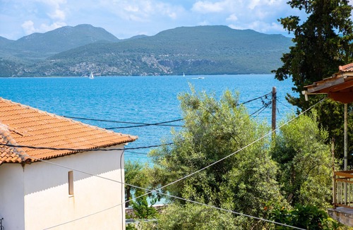 Nikiana Apartment | Apartment "Nikoleta 2" with Sea View, Terrace & Wi-Fi