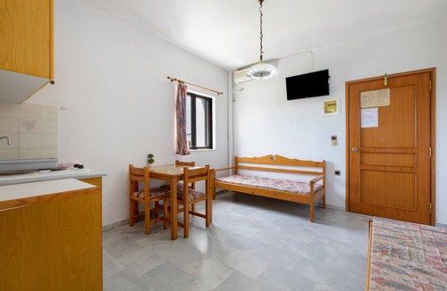 Agia Marina Apartment | Apartment 'Popi 4 Adults' with Mountain View, Wi-Fi and Air Conditioning