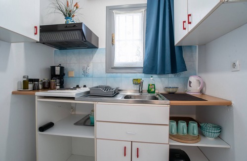 Drios Apartment | Apartment 'Studio 4 - Family' with Shared Garden, Wi-Fi and Air Conditioning