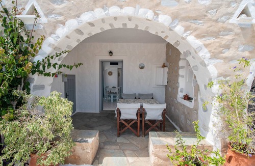 Drios Apartment | Apartment 'Studio 4 - Family' with Shared Garden, Wi-Fi and Air Conditioning