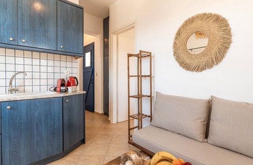 Kini Apartment | Apartment 'Suite No 4' with Sea View, Wi-Fi and Air Conditioning