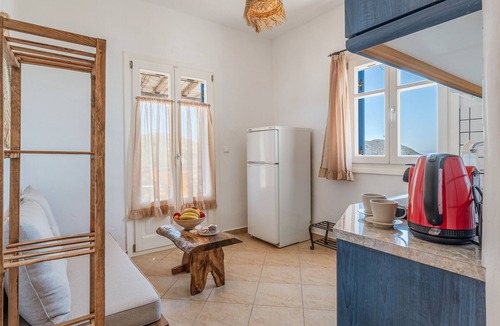 Kini Apartment | Apartment 'Suite No 4' with Sea View, Wi-Fi and Air Conditioning