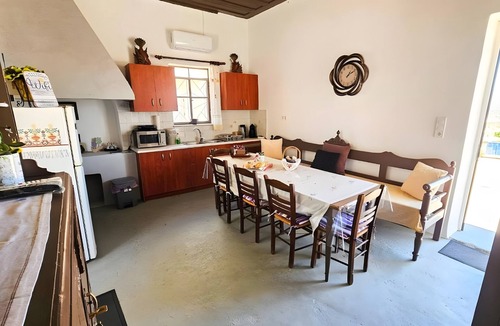 Kounoupidiana Apartment | Apartment 'Traditional House Aggeliki' with Sea View, Wi-Fi and Air Conditioning