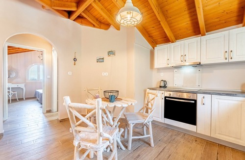 Petriti Apartment | Apartment 'Villa Konstantina Lulas Penthouse' with Sea View, Wi-Fi and Air Conditioning