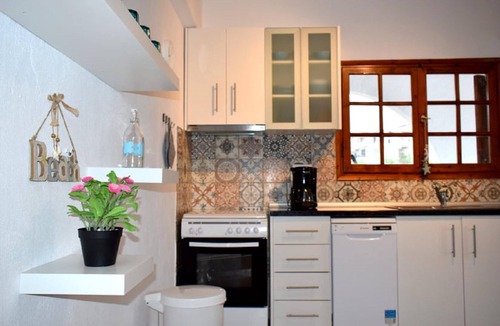Agios Nikolaos Apartment | Apt - Sleeps 5 - Pets Ok - Balcony - Parking
