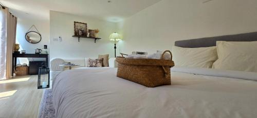 Uthai Thani House | Ari & Alki Garden