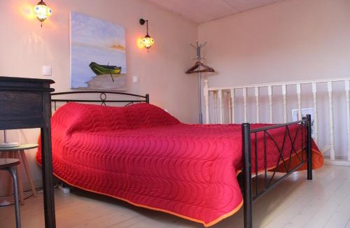 Pentati Apartment | Artistic Sea View House